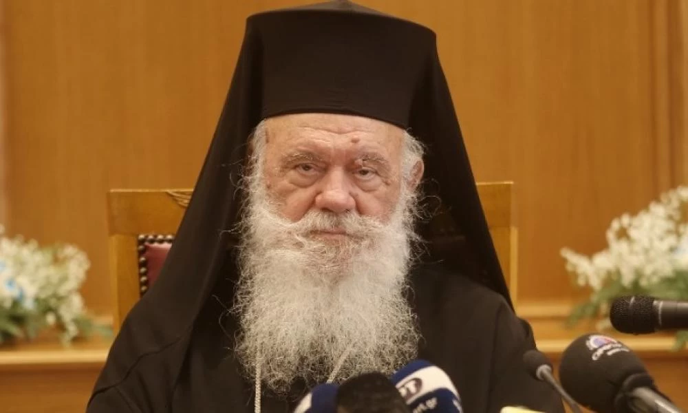 Επίσκεψη Ιερώνυμου στις κατασκηνώσεις που φιλοξενούν τους πυρόπληκτους στον Αυλώνα